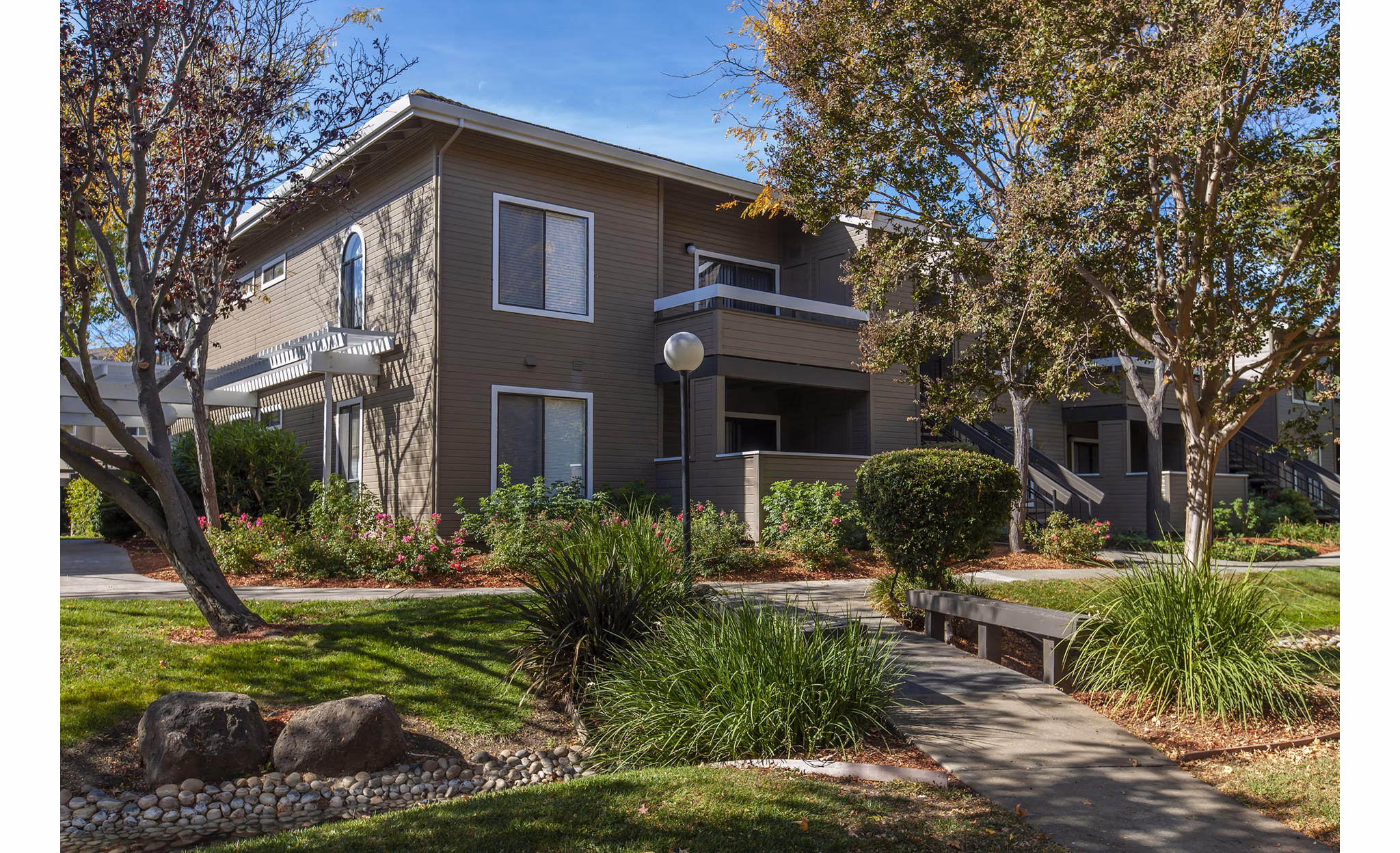 Monte Vista Apartments: Elegant building of luxury apartments in prime urban setting