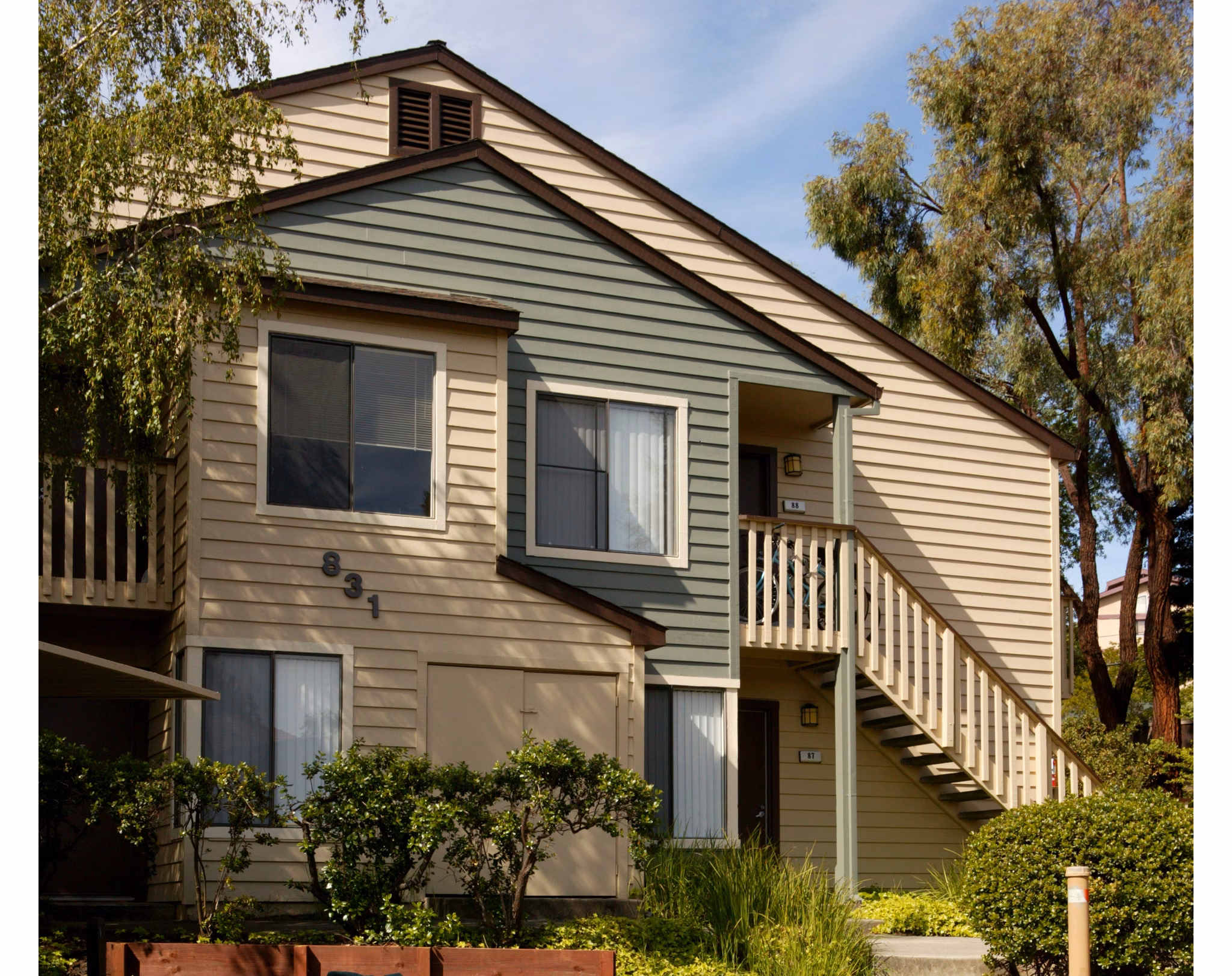 Brookside Apartments: Modern luxury apartment in scenic neighborhood