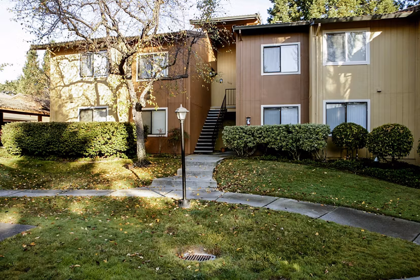 Vista Oaks Apartments: Modern luxury apartment in urban setting