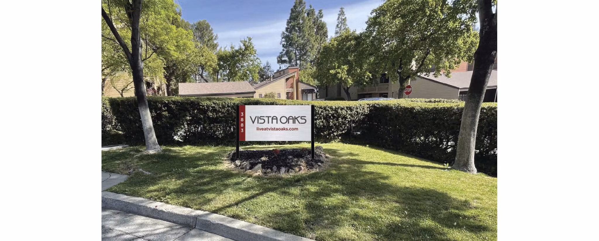 Vista Oaks Apartments: Elegant signage at luxury apartment entrance
