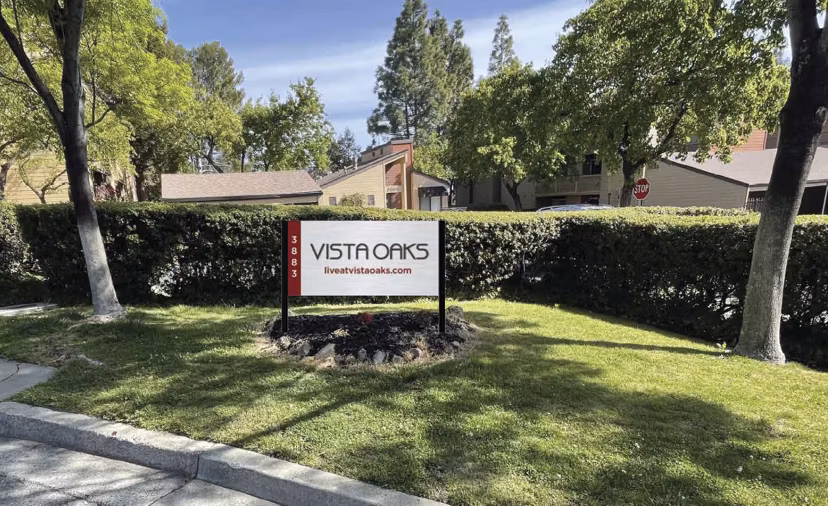 Vista Oaks Apartments: Elegant signage at luxury apartment entrance