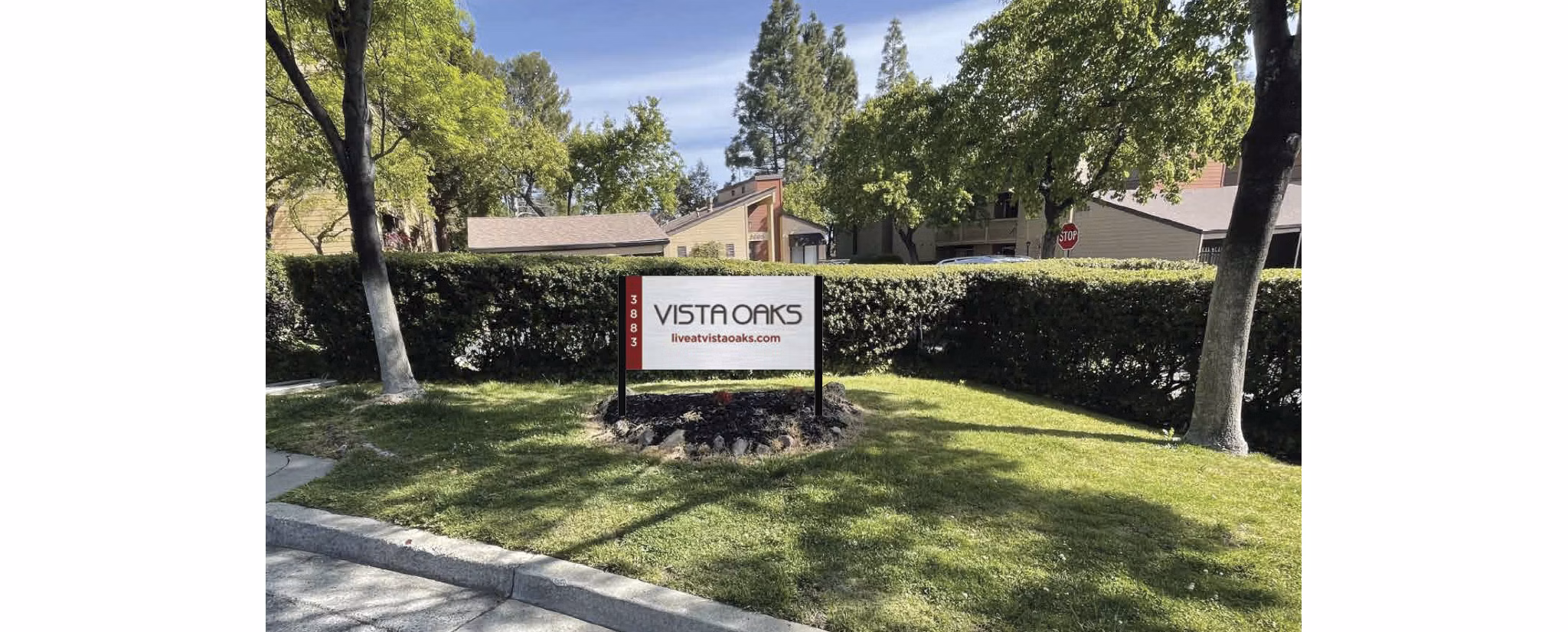 Vista Oaks Apartments: Elegant signage at luxury apartment entrance