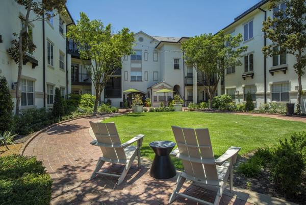 courtyard area at Winsted at White Rock Apartments