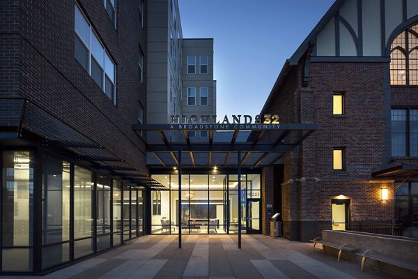 Highlands 32: Elegant luxury apartments in bustling city neighborhood