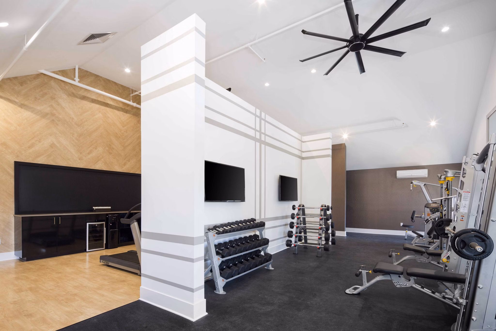 State-of-the-art fitness center with modern equipment at Highlands 32 Apartments