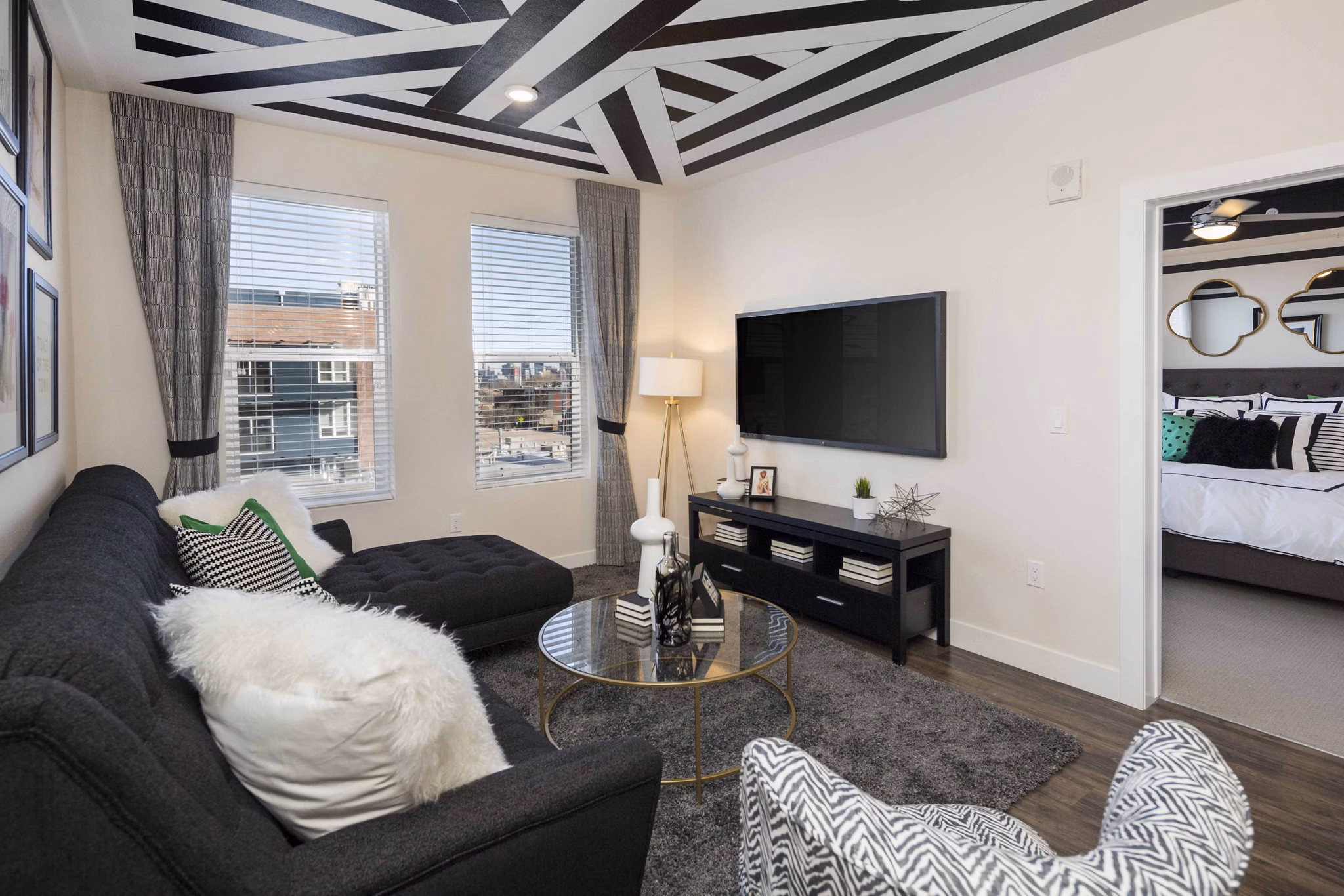 Highlands 32 Apartments: Contemporary living room with stylish decor and ample natural light, ideal for relaxation and entertaining