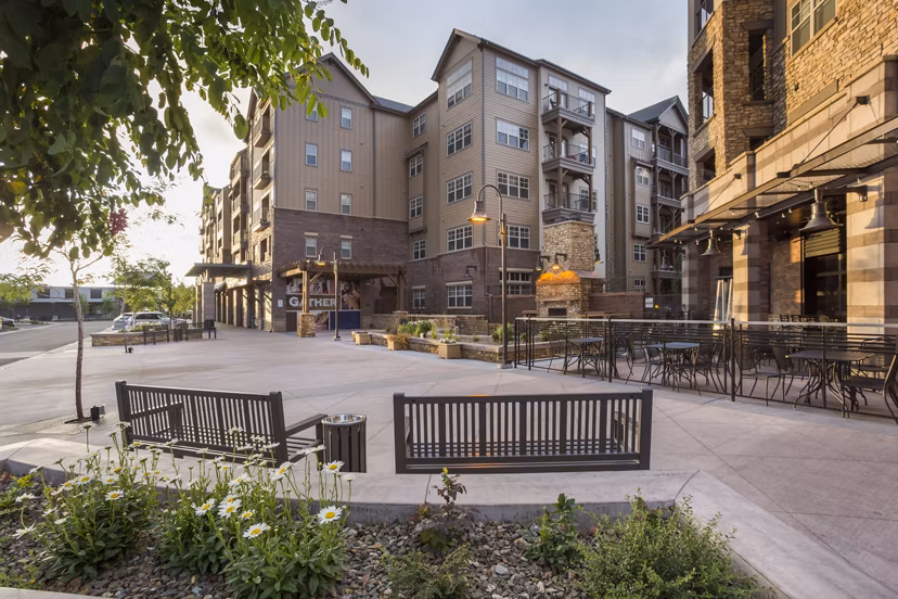 Village at Aspen Place: Luxury apartment with modern design in urban setting