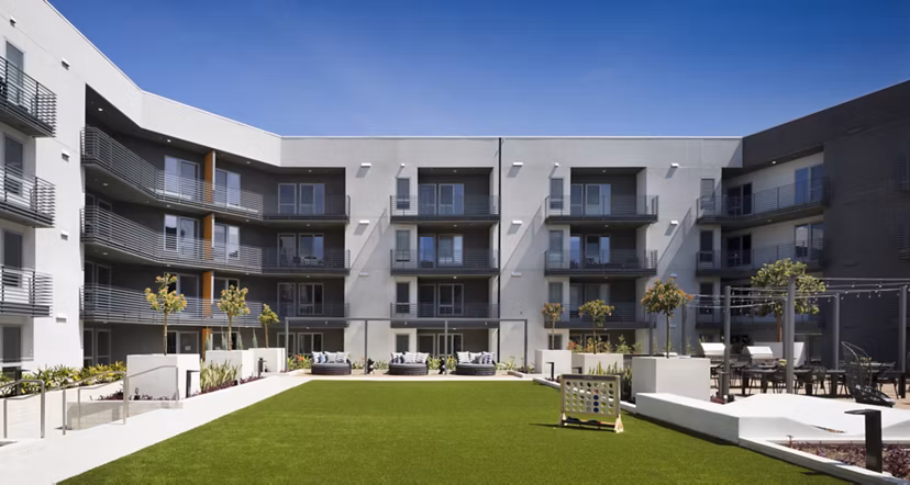 Talaria Apartments: Tranquil courtyard with modern landscaping in prime location