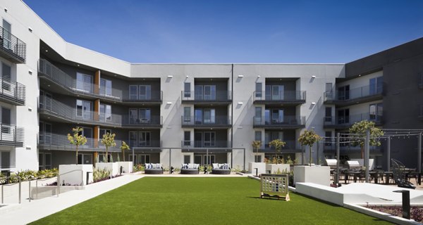 Talaria Apartments: Tranquil courtyard with modern landscaping in prime location