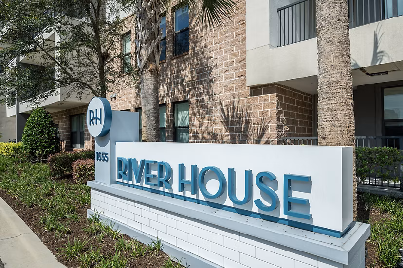 Broadstone River House Apartments: Elegant riverside apartment complex in Jacksonville