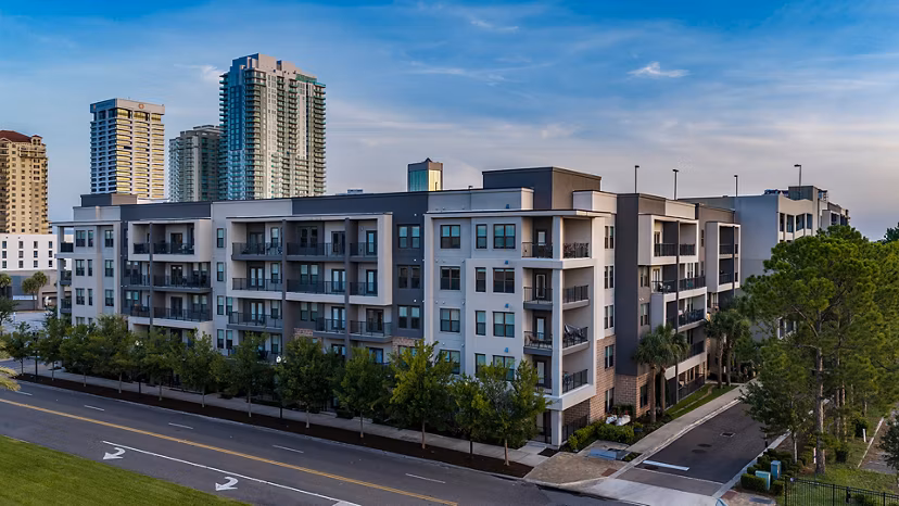 Broadstone River House: Scenic riverfront luxury apartments in vibrant Jacksonville