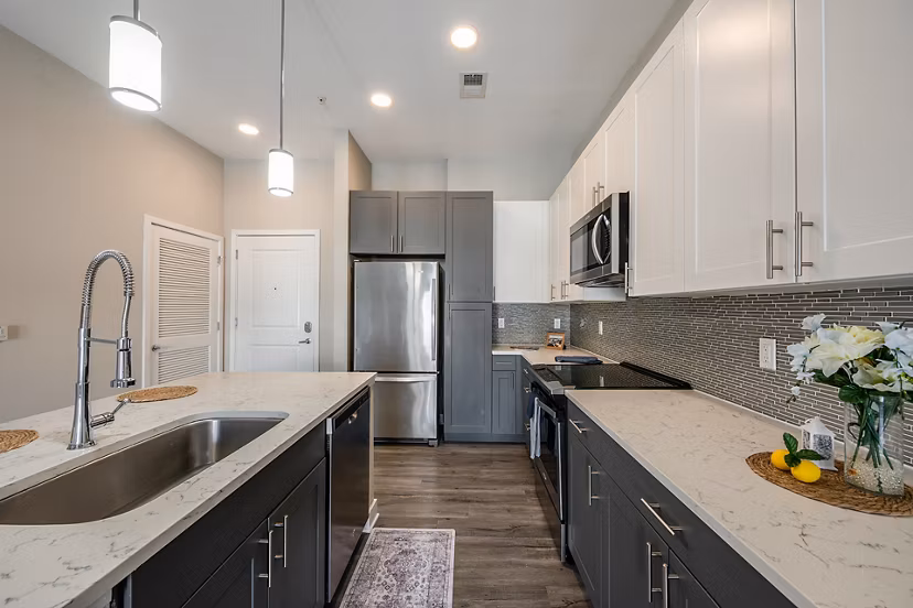Modern kitchen with granite countertops at Broadstone River House Apartments, ideal for luxury living near the river