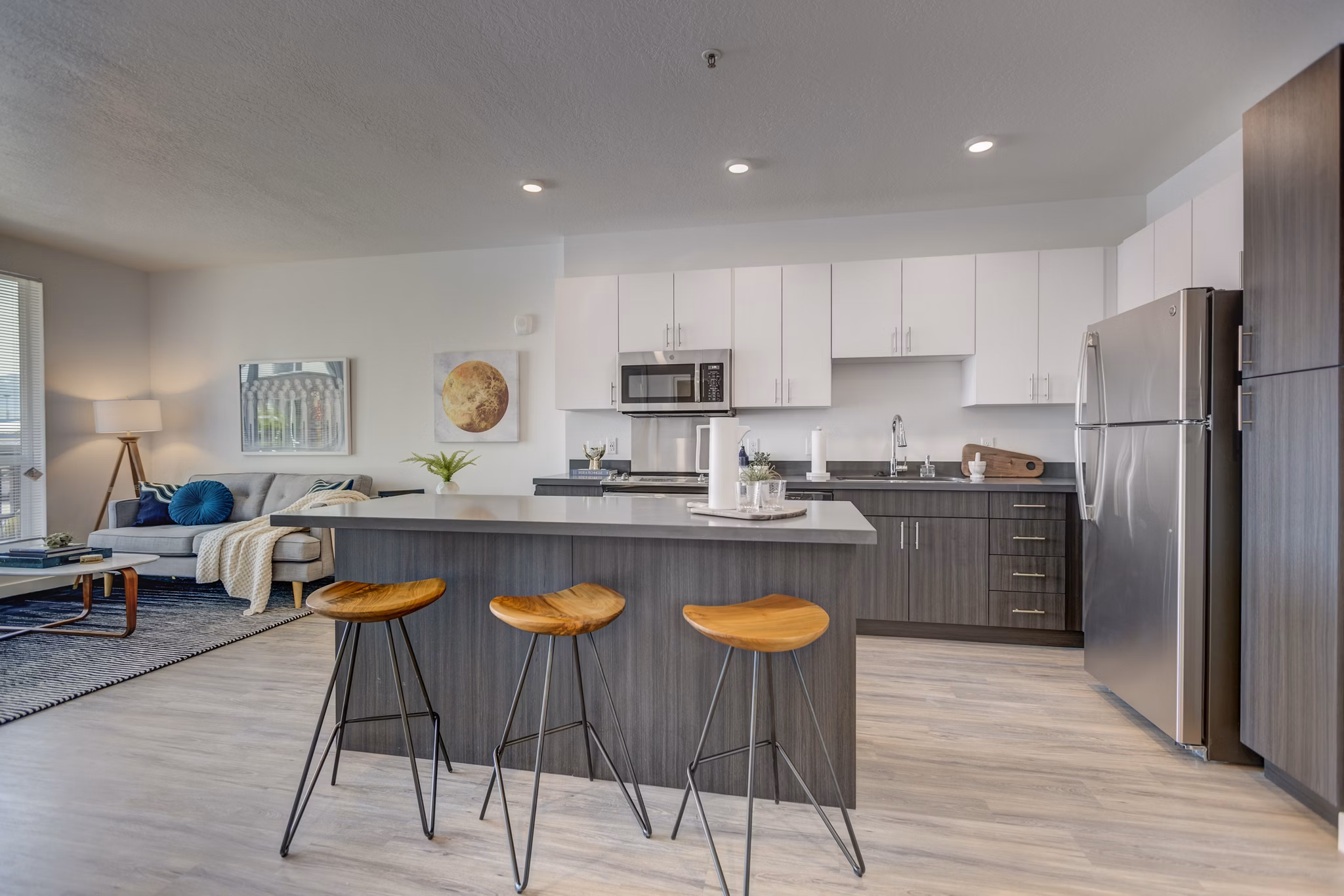 dining room at Meridian Apartments 