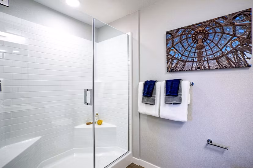 Modern bathroom featuring sleek fixtures and ample lighting in Inova Apartments