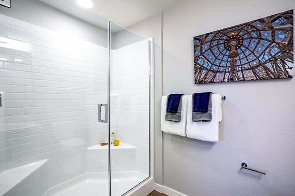 Modern bathroom featuring sleek fixtures and ample lighting in Inova Apartments