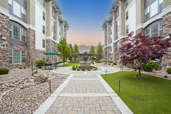 courtyard at The Ivy at Draper Apartments