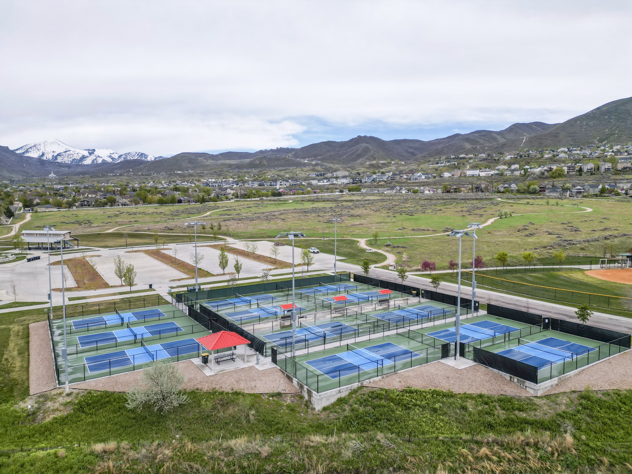 Tennis courts with mountain views at The Ivy at Draper Apartments