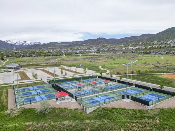 tennis courts at The Ivy at Draper Apartments
