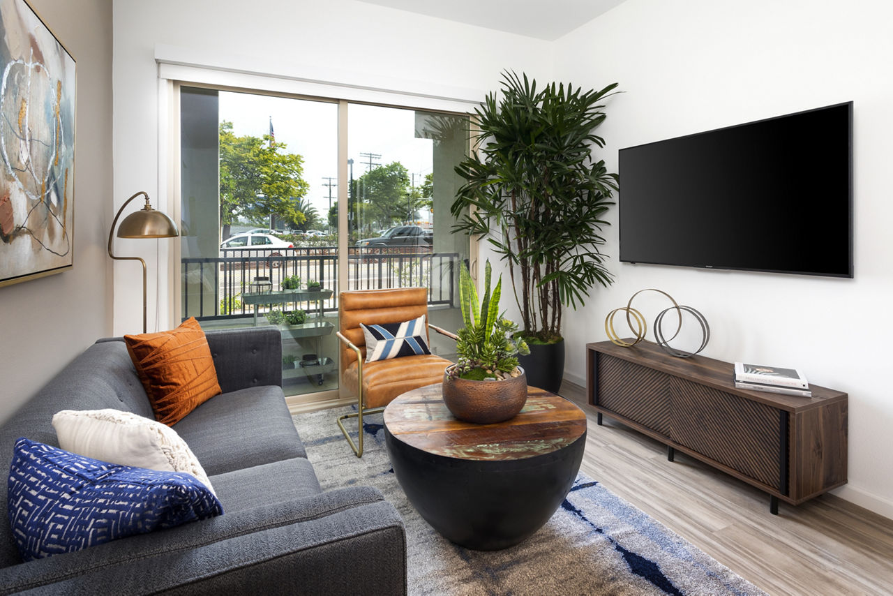 7403 Living Los Angeles Ca 10 of 12