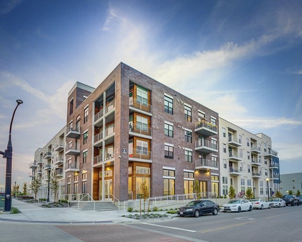 Vida at Daybreak: Modern building with landscaped grounds in South Jordan luxury apartments
