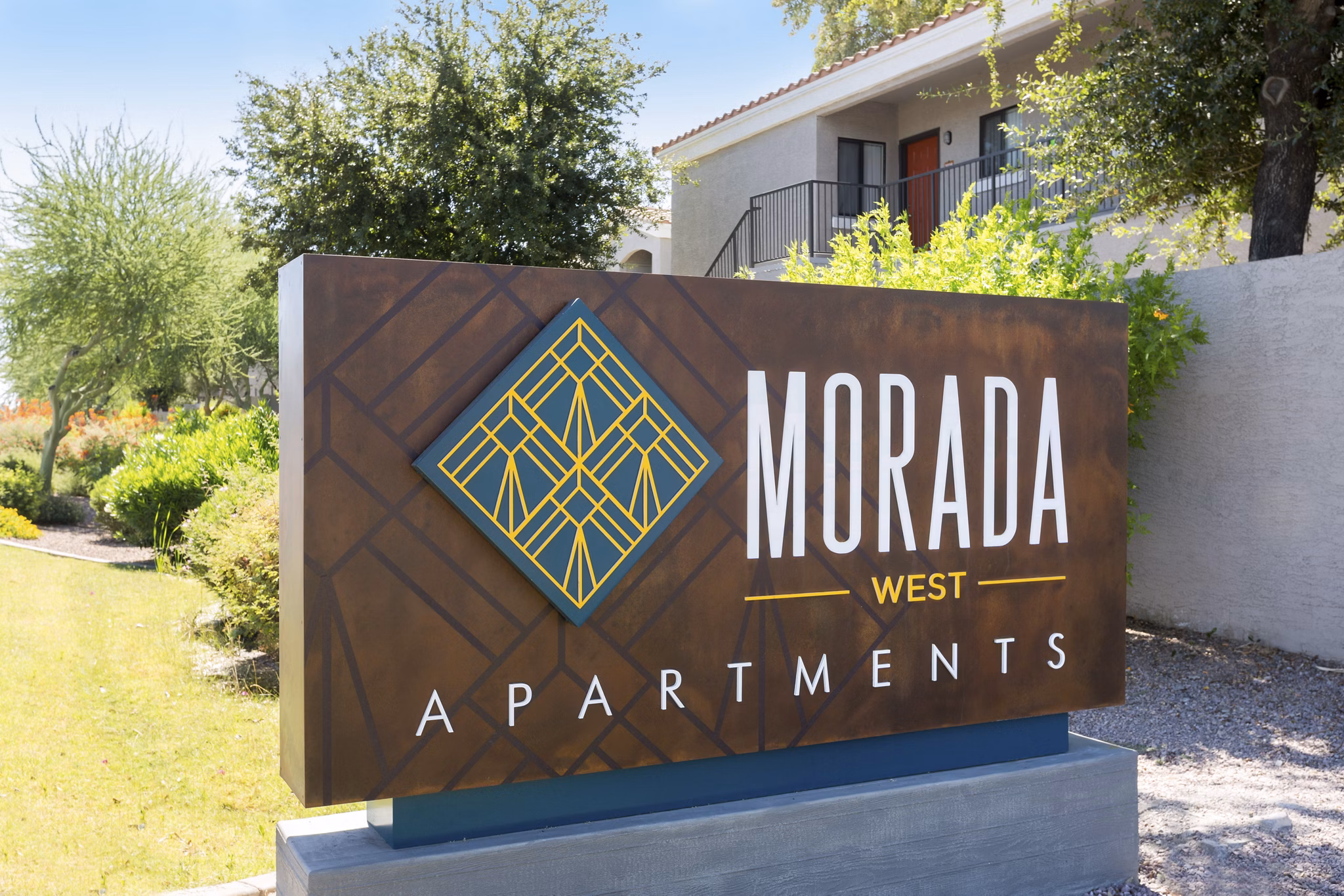 Morada West Apartments: Elegant view of luxury apartments in sunny Phoenix