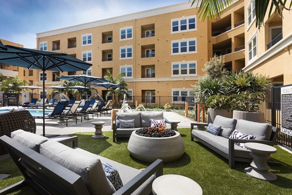 Lex CTR City Apartments: Cozy fire pit seating area