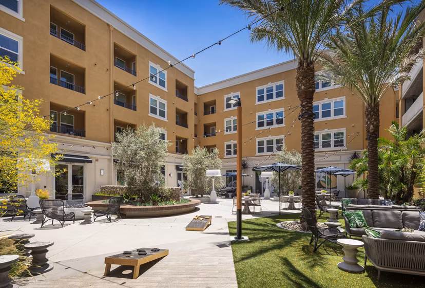 Lex CTR City Apartments: Lush courtyard featuring landscaped gardens and seating areas