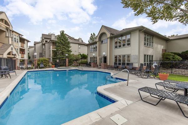 pool at Dartmouth Woods Apartments