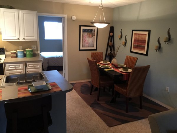 dining area at Silverbrook Apartments