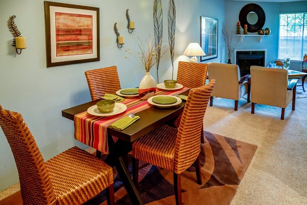 dining area at Silverbrook Apartments