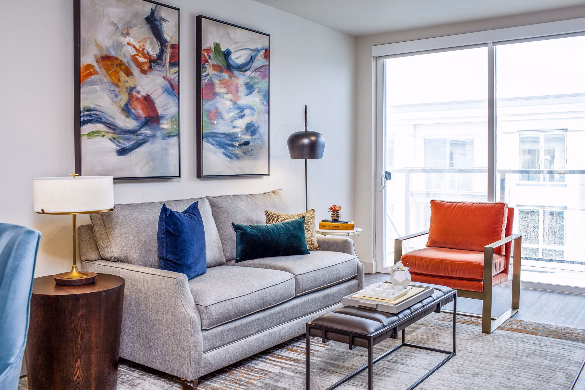 Spacious living room with modern decor in Mariblu Southcenter Apartments