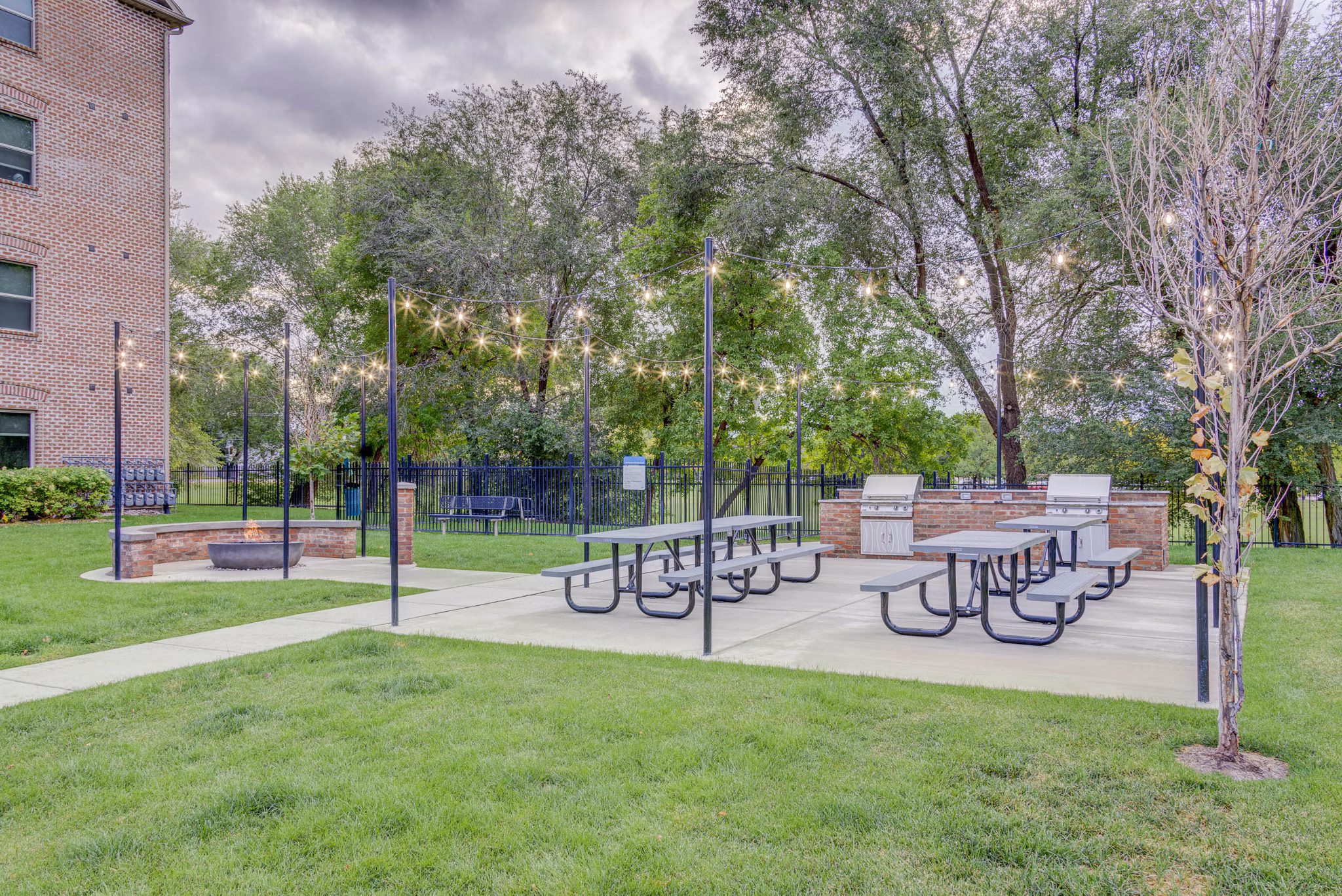 Serene courtyard with lush gardens at Park East Apartments, featuring comfortable seating and modern design