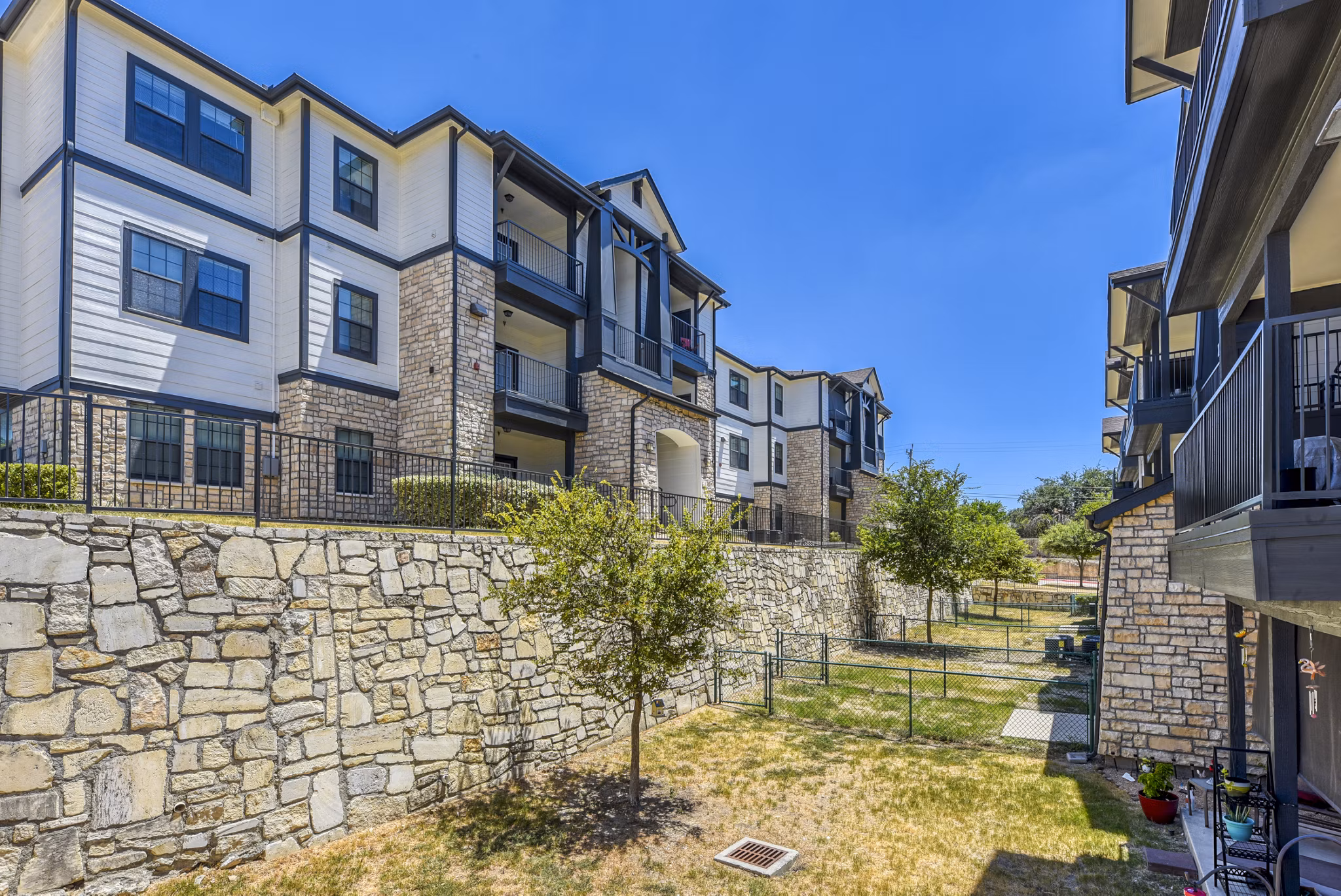 Judson Pointe Apartments: Elegant view of luxury apartments in a serene neighborhood