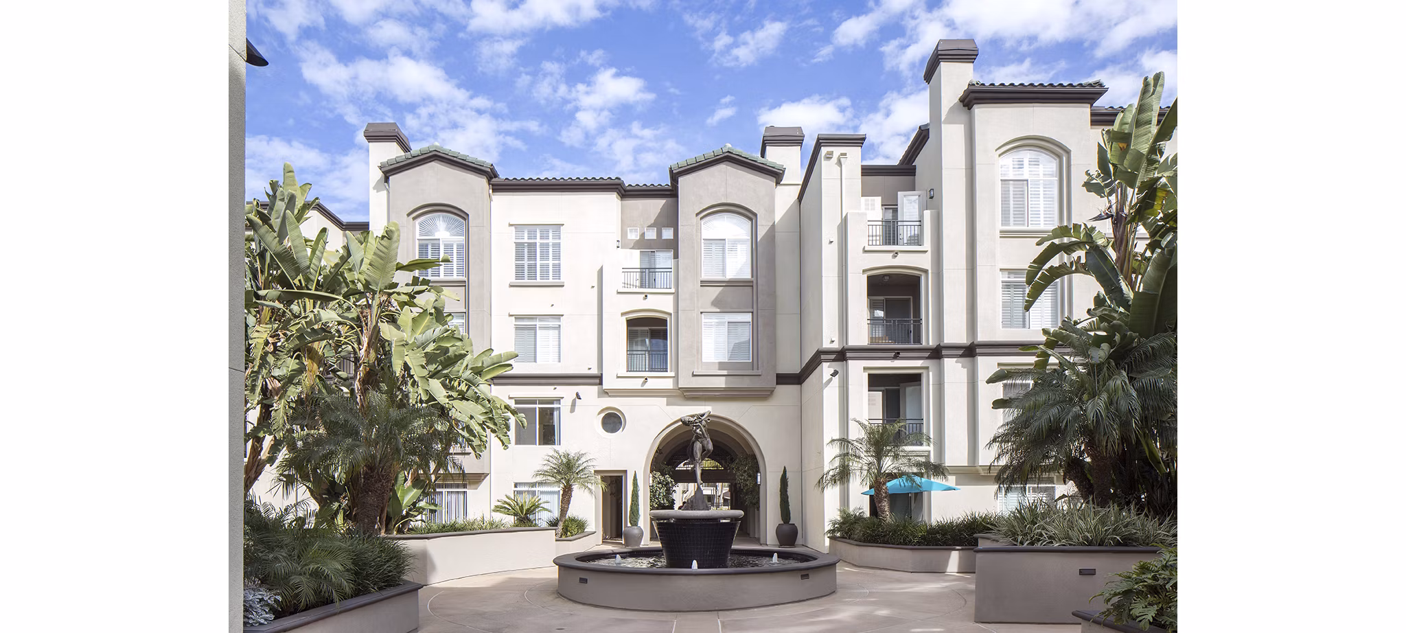 Regents La Jolla: Elegant building of luxury apartments in San Diego