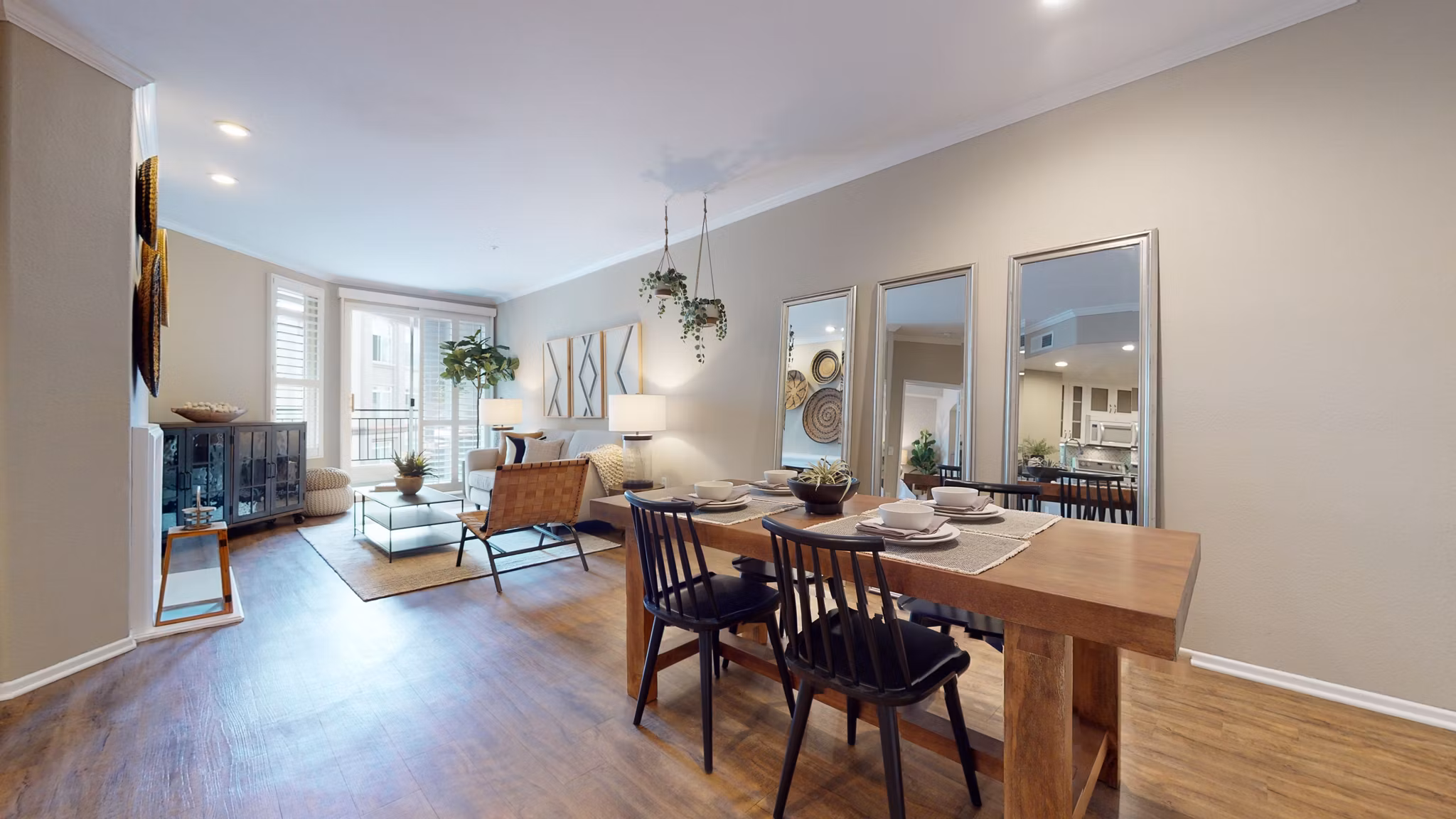 dining area at Regents La Jolla Apartments
