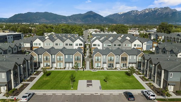building/exterior at Hawthorne Townhomes Apartments