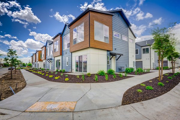 building/exterior at Hawthorne Townhomes Apartments
