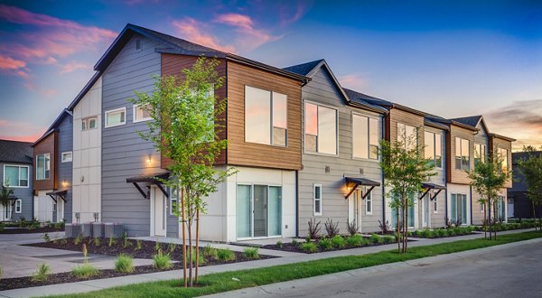 building/exterior at Hawthorne Townhomes Apartments