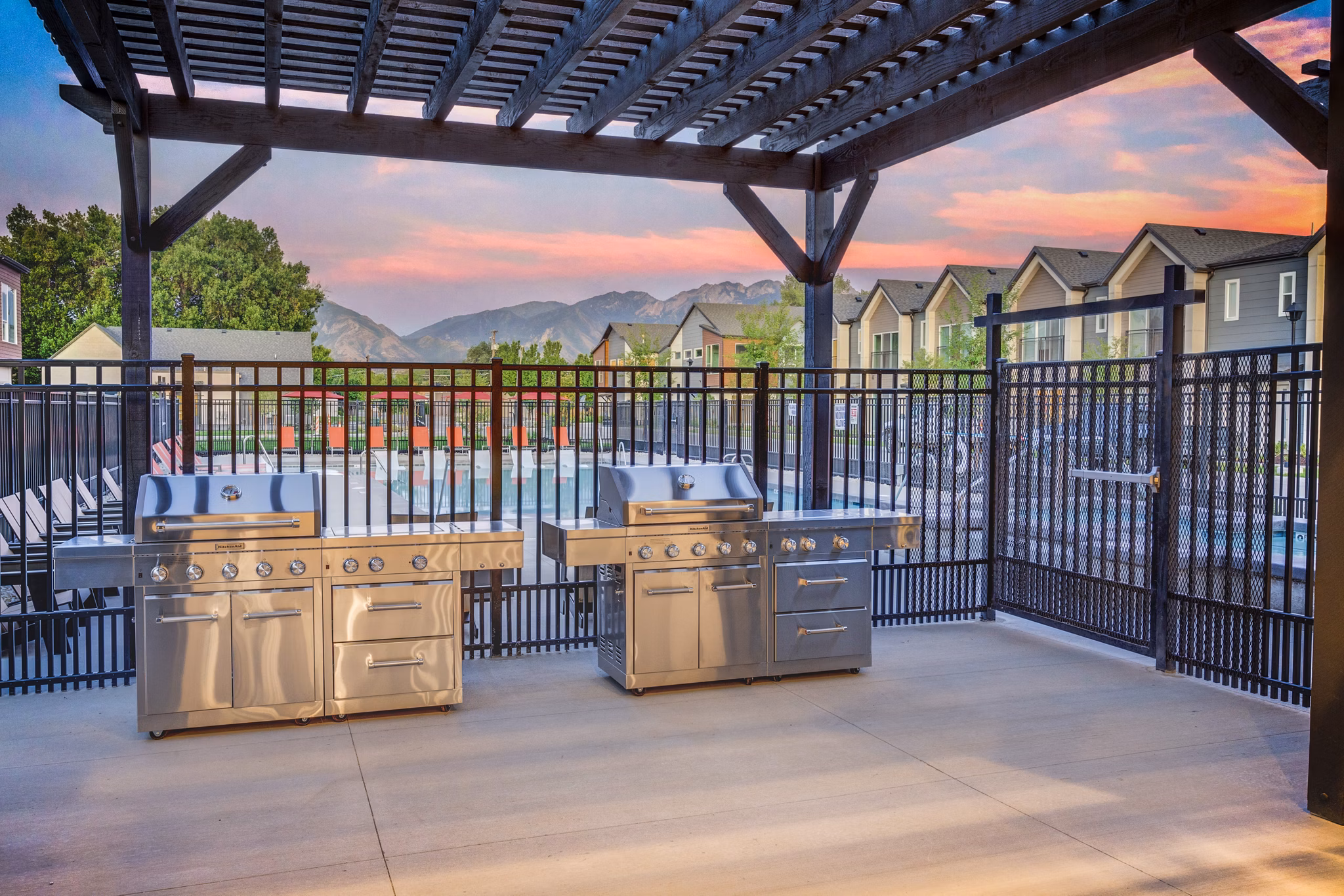 grill area/patio at Hawthorne Townhomes Apartments