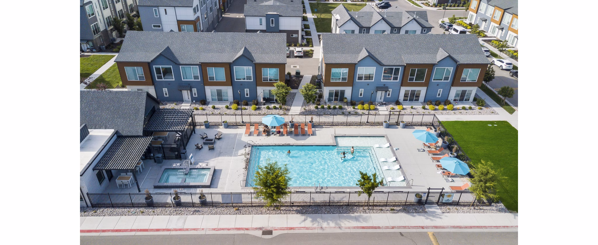 pool at Hawthorne Townhomes Apartments