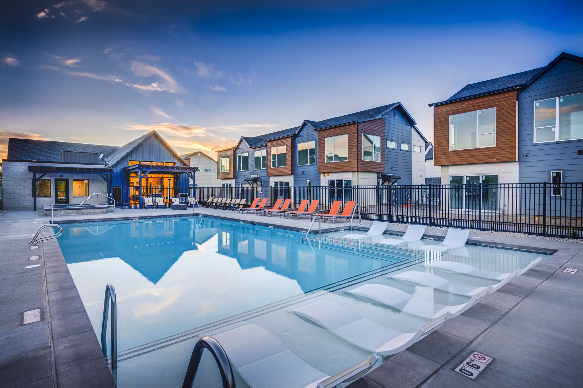 pool at Hawthorne Townhomes Apartments