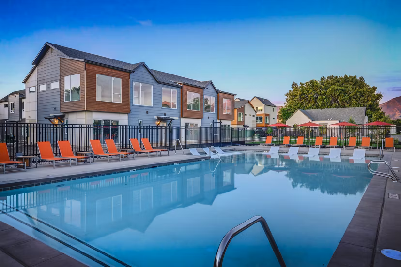 pool at Hawthorne Townhomes Apartments