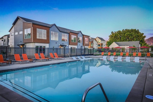 pool at Hawthorne Townhomes Apartments