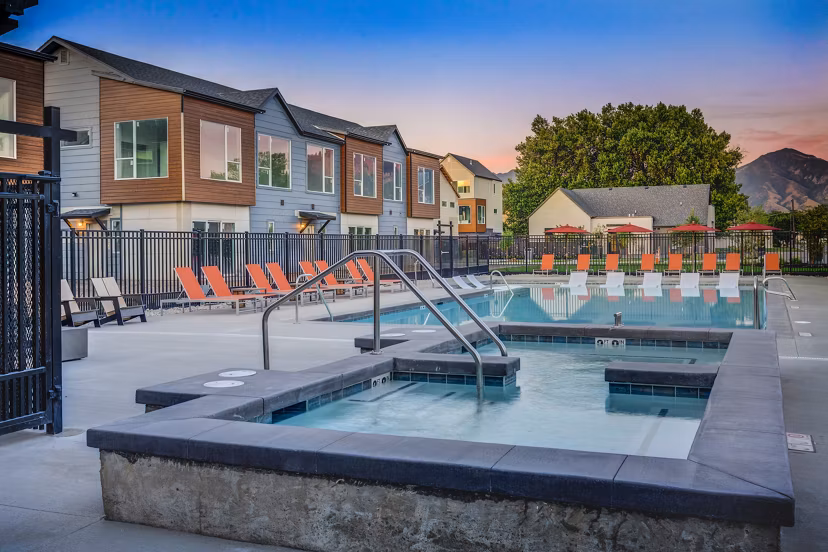 hot tub/jacuzzi/pool at Hawthorne Townhomes Apartments