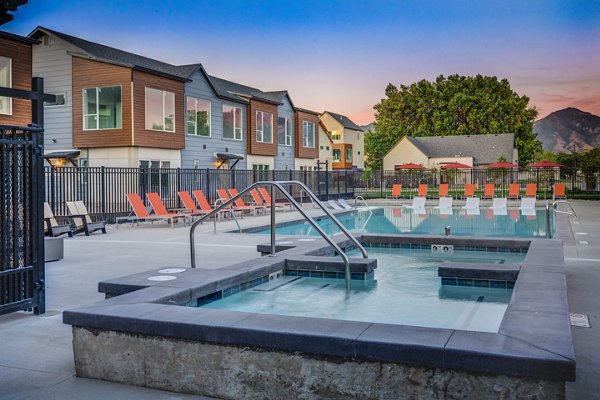 hot tub/jacuzzi/pool at Hawthorne Townhomes Apartments