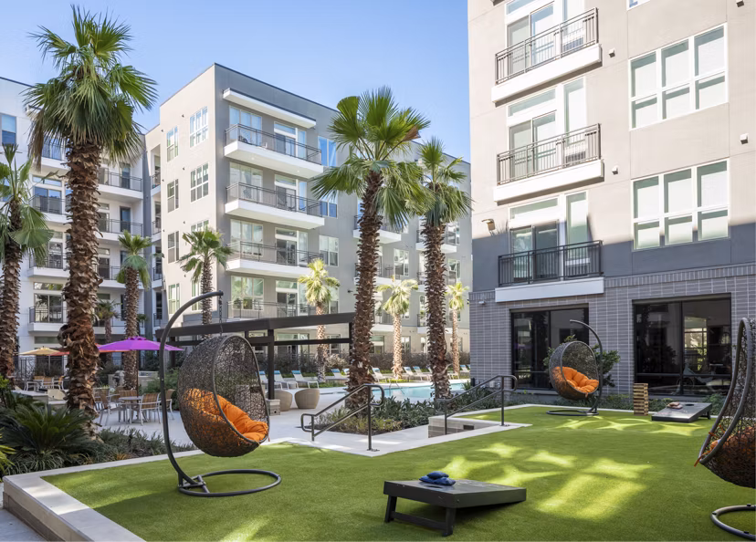 courtyard at Bellrock Summer Street Apartments