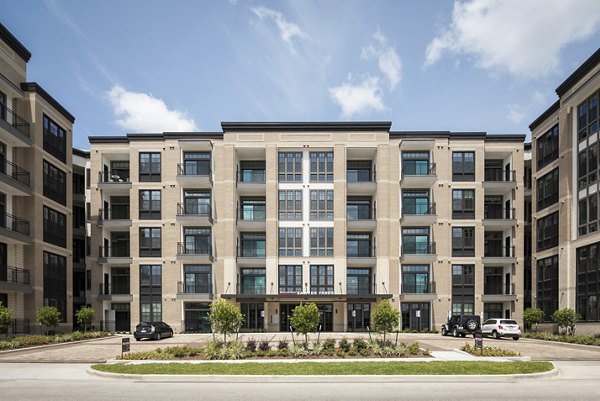 Broadstone Sawyer Yards: Contemporary luxury apartments in Houston, showcasing sleek design and vibrant community atmosphere