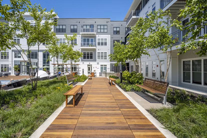 Courtyard patio with outdoor seating at The Cove Apartments