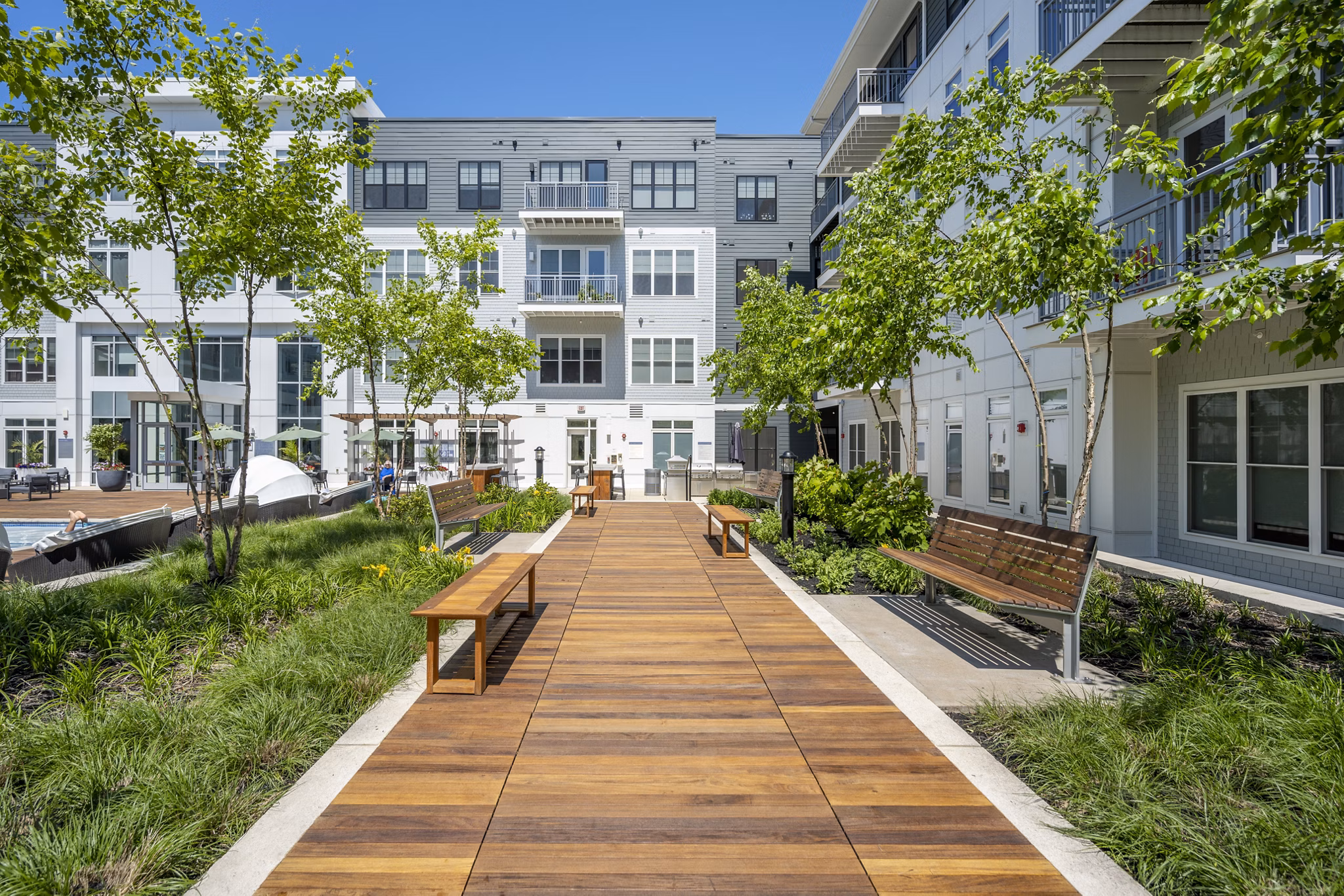 Courtyard patio with outdoor seating at The Cove Apartments