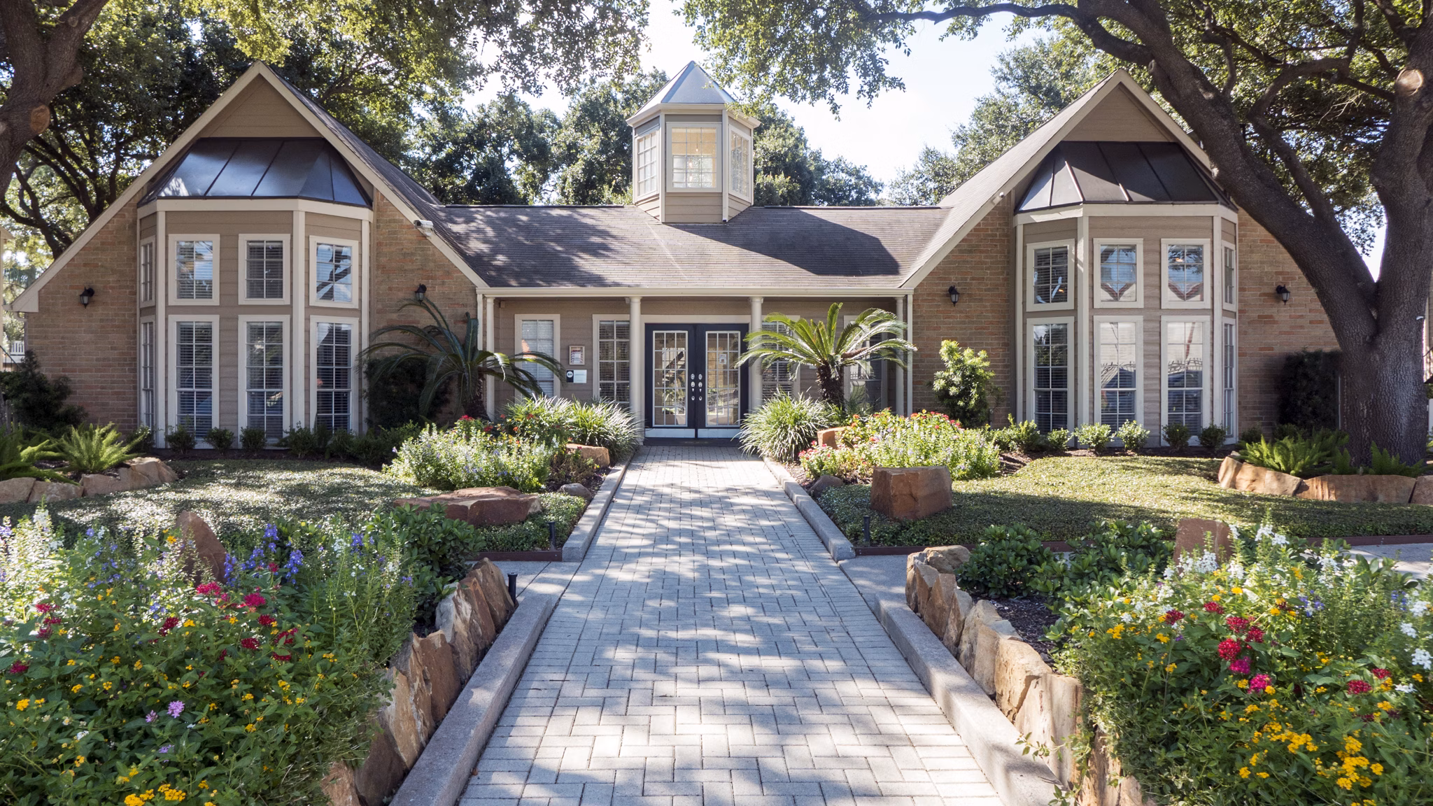 Oaks at Greenview: Contemporary luxury apartment building in a serene Greenview location